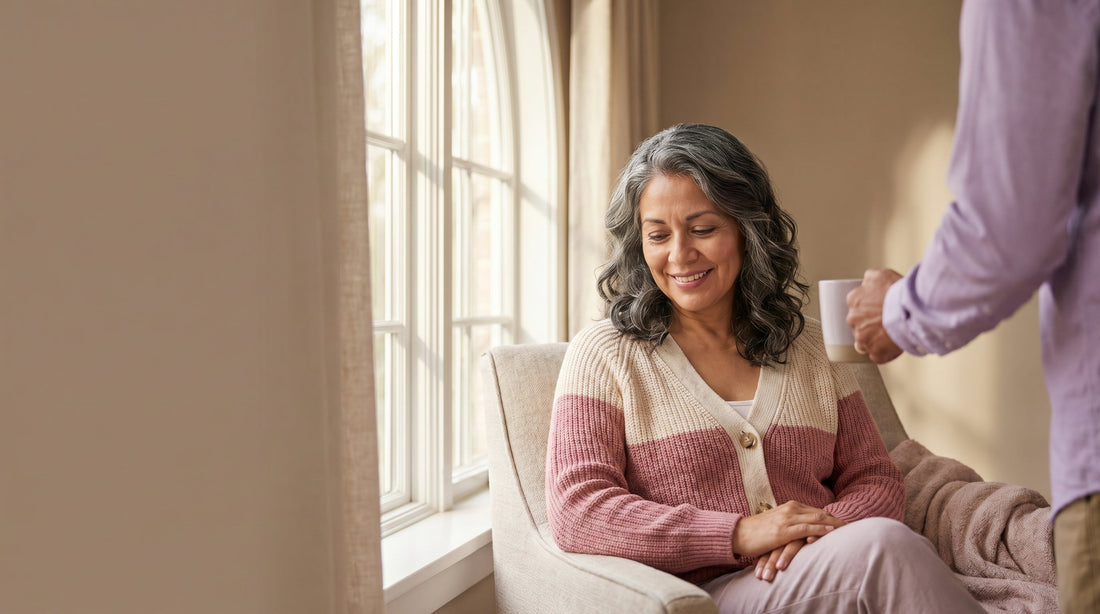 Mujer de unos 50 años serena junto a una ventana, sobre menopausia y relación de pareja